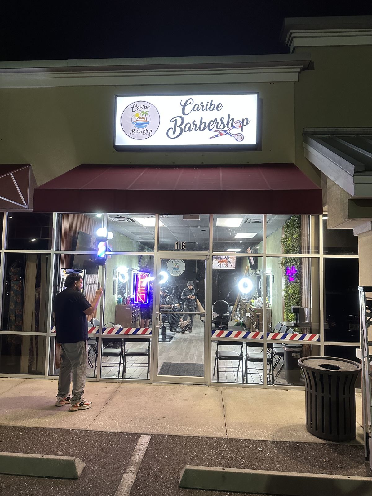 Letrero luminoso de Caribe Barbershop instalado